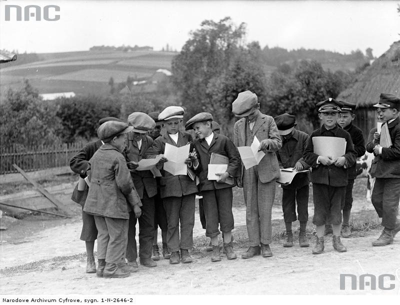 1930 r. Chłopcy ze świadectwami szkolnymi