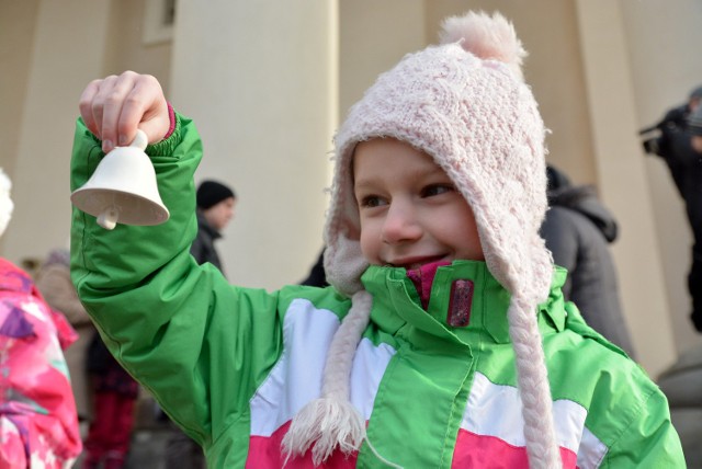 Darmowe dzwonki rozdawano w niedzielę przed archikatedrą. Pomysł przypadł dzieciom do gustu