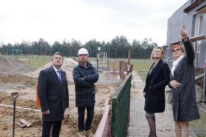 Trwa rozbudowa szkoły w Mostkach. Wartość całego projektu to prawie 1,5 miliona złotych [ZDJĘCIA]