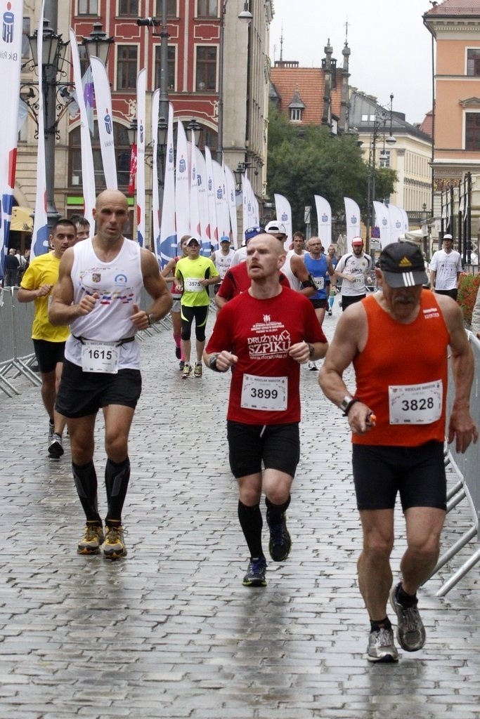 Maraton Wrocław - ZDJĘCIA - zawodnicy z numerami 3801 - 4000