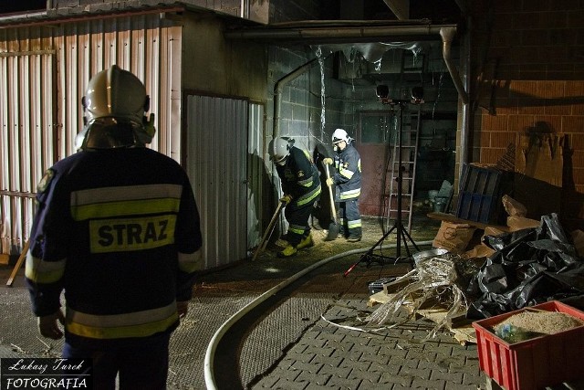 W poniedziałek o godz. 3.30 w nocy wybuchł pożar w zakładu stolarskim w Bogacicy kolo Kluczborka.Ogień wybuchł w wiacie stojącej bezpośrednio przy stolarni.  Spaleniu uległo częściowo zadaszenie oraz paleta peletu.8 zastępów strażaków uchroniło przed pożarem sam zakład stolarski. Straty oszacowano wstępnie na 5 tysięcy złotych.Nie wiadomo, co było przyczyną pożaru. Dochodzenie prowadzi policja.