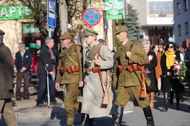 Z okazji Święta Niepodległości w Staszowie o godzinie 11 w Sanktuarium Jana Pawła została odprawiona msza. Po mszy nastąpił przemarsz na rynek, odśpiewanie hymnu, oraz wystąpienia burmistrza i zaproszonych gości. Następnie złożone zostały kwiaty przed pomnikiem Tadeusza Kościuszki, a w ratuszu śpiewano patriotycznych pieśni.Zobacz więcej zdjęć na kolejnych slajdach