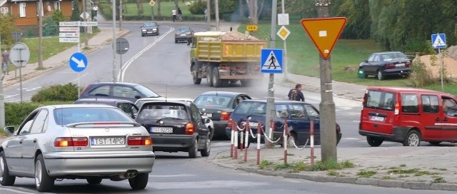 Stkrzyzowka2: Rozpoczęta przebudowa ronda u zbiegu ulic Radomskiej, 1 Maja i Krzosa, ma pomóc usprawnić ruch i rozwiązać problemy z zakorkowanymi drogami.