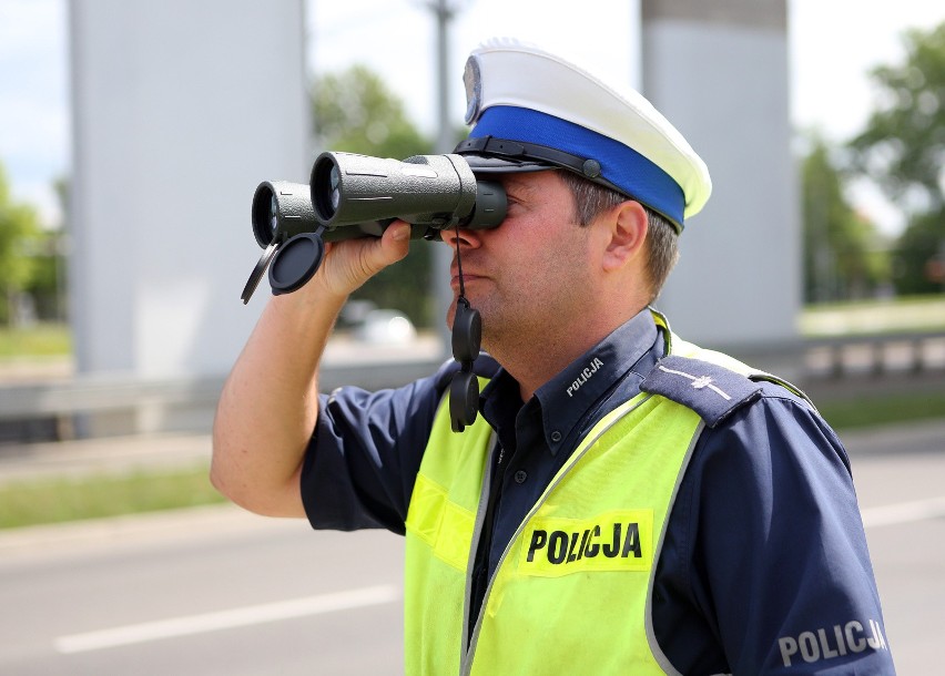 Policjanci zatrzymali busa. Trwa sprawdzanie, czy jego...