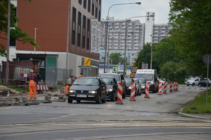 Remont jezdni na ulicy Glinianej we Wrocławiu