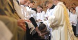 Podczas mszy ksiądz biskup obmył i ucałował nogi dwunastu mężczyznom 
