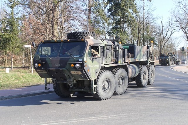 Międzynarodowy konwój wojsk NATO pojawił się we wtorek w podpoznańskim Biedrusku.Przejdź do kolejnego zdjęcia --->