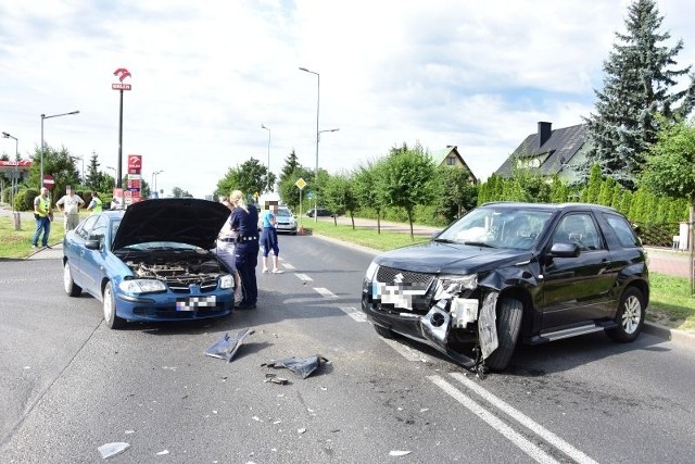 Wczoraj (1 lipca) przed południem w na skrzyżowaniu przy stacji paliw w Brusach doszło do wypadku. Zderzyły się dwa samochody osobowe. - Jak wstępnie ustalili mundurowi, do tego zdarzenia prawdopodobnie przyczynił się 63-letni kierowca suzuki, który podejmując manewr skrętu w lewo, nie ustąpił pierwszeństwa kierującemu osobowym nissanem. W wyniku zderzenia pojazdów do szpitala trafili kierowca nissana oraz pasażerka tego auta. Badanie alkomatem wykazało, że osoby kierujące pojazdami były trzeźwe - relacjonują chojniccy policjanci.63-latek został ukarany najwyższym mandatem karnym.Flesz - wypadki drogowe. Jak udzielić pierwszej pomocy?