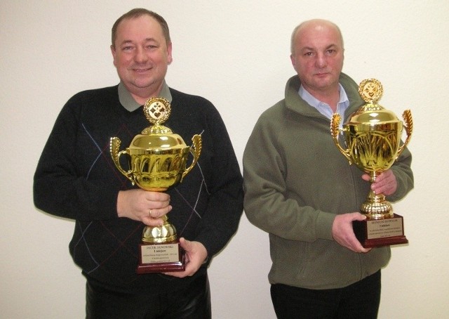 Ireneusz Kowalik (z prawej) i Jacek Janowski z pucharami sukcesy w rozgrywkach
