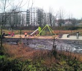 Plenerowa siłownia w nowym parku  w dolinie rzeki Sokołówki