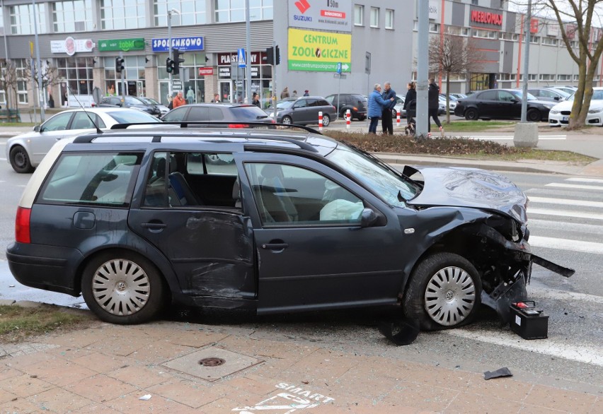 Groźny wypadek na ulicy Chrobrego w Radomiu. Przy Galerii Słonecznej zderzyły się dwa samochody. Jedna osoba została ranna