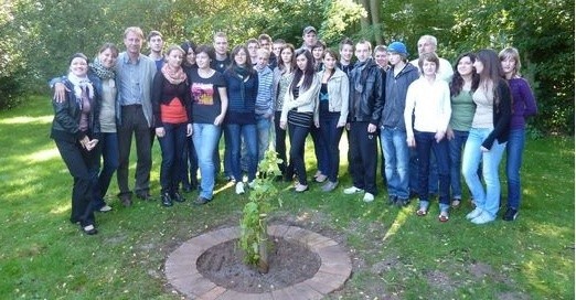 Młodzież z ZSCKP w Grubnie i z Niemiec wspólnie posadziła "drzewka przyjaźni&#8221;