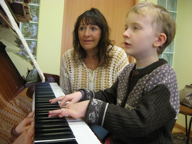 - Bartek jest bardzo zdolny - chwali go Barbara Weiser-Lada, która uczy go grać na pianinie.