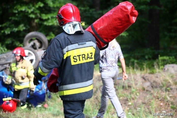 Wypadek na zakręcie śmierci w Stalowej Woli. Samochód dachował w rowie, ranna została kobieta w ciąży (ZDJĘCIA)