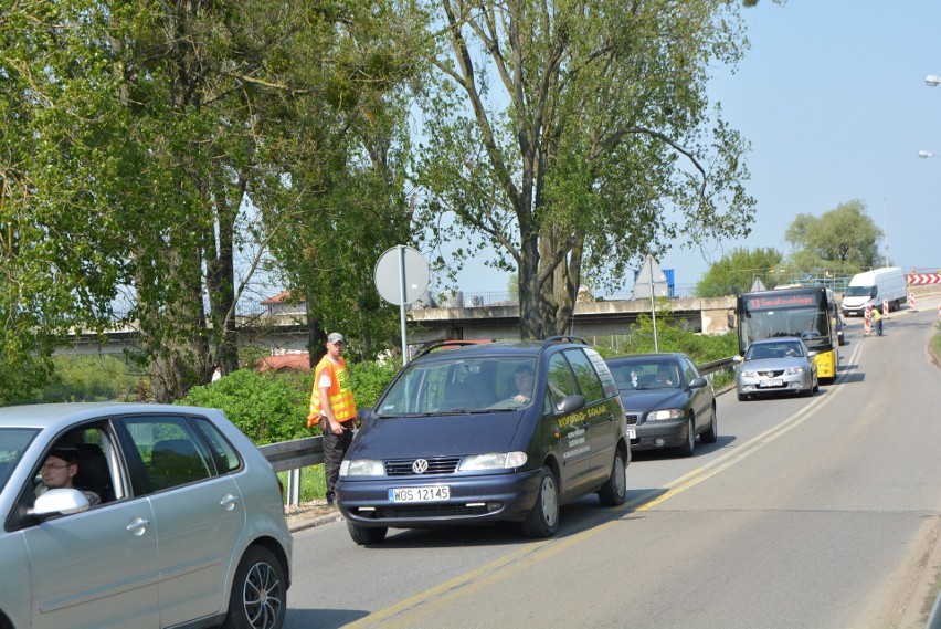 Ogromne korki w Ostrołęce: wymieniają asfalt na moście zastępczym [ZDJĘCIA]