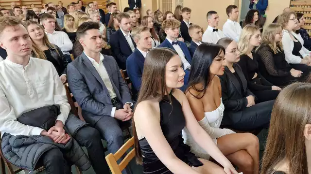 Uczniowie szkół średnich ze Strzelec Opolskich odebrali dzisiaj dyplomy.