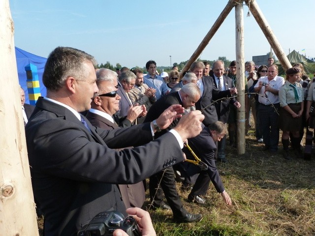 W miejscu planowanego przejścia granicznego Malhowice &#8211; Niżankowice uczestnicy przecięli symboliczny drut kolczasty i ten sposób otworzyli "Wrota Przyjaźni&#8221;.