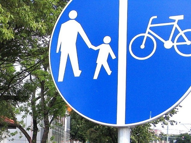 Rowerzysta w Toruniu potrącił idącą chodnikiem kobietę