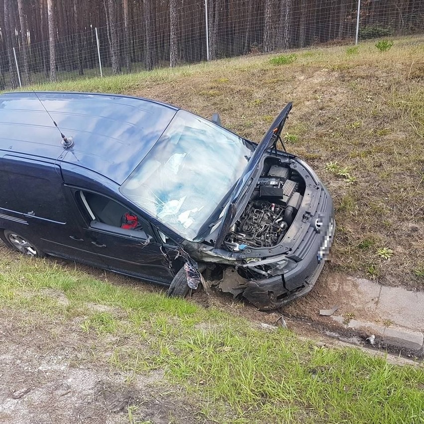 Zderzenie 2 samochodów na obwodnicy Bydgoszczy. Auta w rowie,  2 osoby trafiły do szpitala