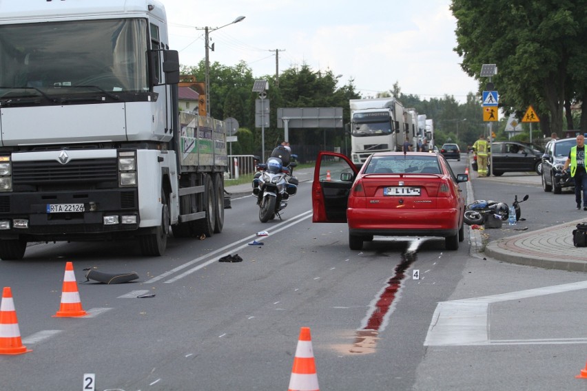 31-letnia motorowerzystka ranna w wypadku w Woli Baranowskiej. Potrącił ją samochód osobowy (ZDJĘCIA)