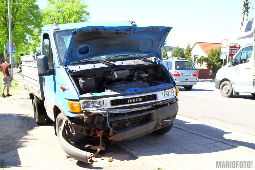 Wypadek w Opolu. Zderzenie opla z iveco na ulicy...