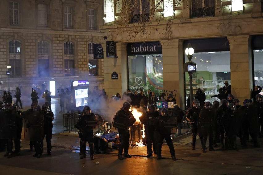 Starcia protestujących przeciwko reformie emerytalnej z policją w Paryżu. Niepokojące zdjęcia