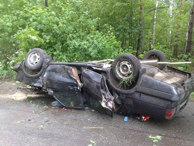 Do tragicznego wypadku doszło w gminie Grzmiąca na drodze z miejscowości Nosibądy do Mieszałek. Kierowca vw jetta wypadł z drogi i uderzył w drzewo. Zginął na miejscu.