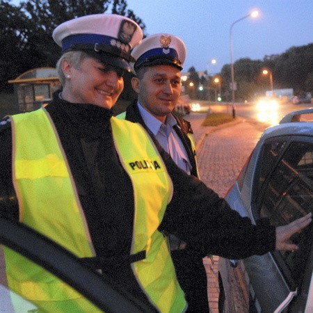 Sierżant sztabowy Sławomir Przykaza i asp. szt. Ewa Brzyska patrolowali w piątek zielonogórskie ulice. Upominali pieszych i rowerzystów: - Sami dbajcie o swoje bezpieczeństwo. Nie liczcie tylko na kierowców.