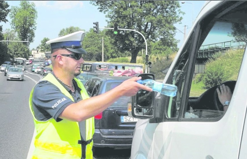 Policja w Żywcu rozdaje wodę kierowcom