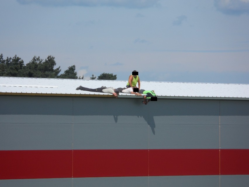 Krapkowice. Czterech Ukraińców pracuje na dachu bez...