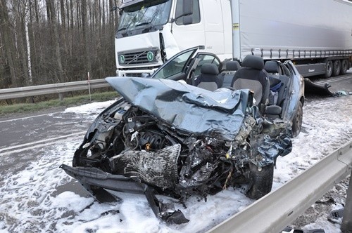 Śmiertelny wypadek w Knurowcu. Skoda zderzyła się z samochodem ciężarowym [ZDJĘCIA]