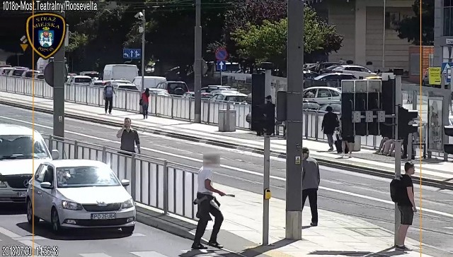 Poznańskim strażnikom miejskim udało się zatrzymać mężczyznę, który zdewastował 12 przełączników świateł przejść dla pieszych.