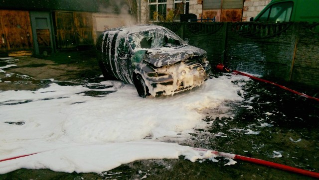 Do niebezpiecznej sytuacji doszło na jednej z posesji w Konarzycach. Wybuchł tam pożar samochodu.
