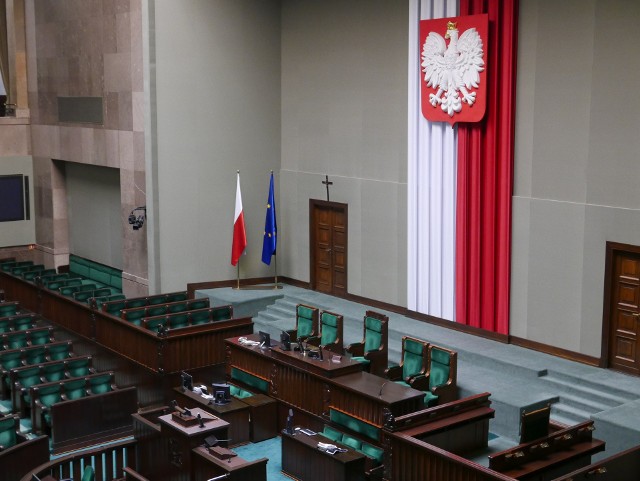 - Podjęliśmy decyzję, że projekty o tej wadze, będą podlegać nowemu rządowi. W Polsce za tydzień będzie nowy rząd i to on powinien brać odpowiedzialność z tego typu decyzje – powiedział Szymon Hołownia, lider ugrupowania i marszałek Sejmu.