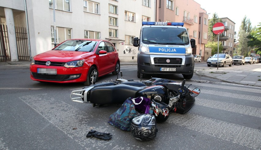 Wypadek na Rewolucji. Zderzenie motocykla z volkswagenem [ZDJĘCIA]