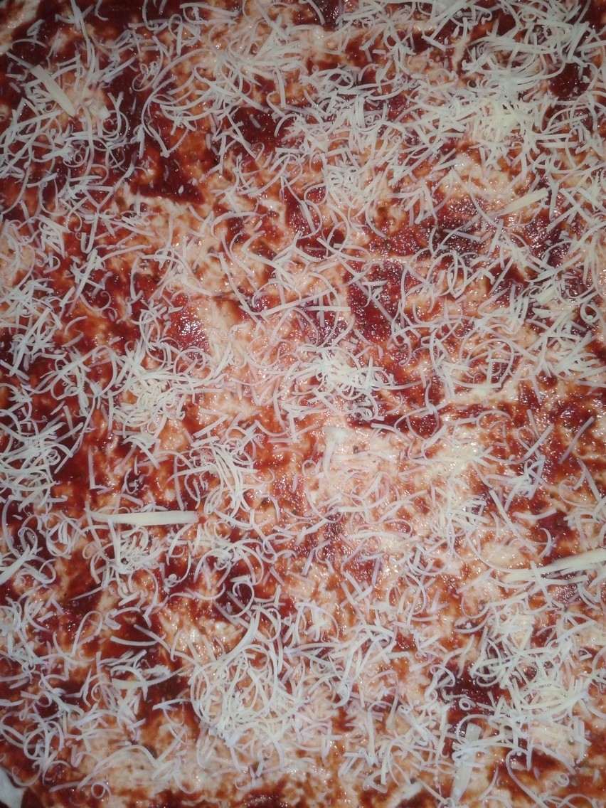 Ciasto na pizzę posmarowaną sosem pomidorowym, posypujemy...