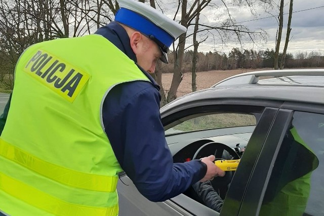 W powiecie lipnowskim policjanci ruchu drogowego przez dwa dni prowadzili działania pod nazwą „Trzeźwy kierujący”. Najpierw na wybranych drogach, a potem powtórzyli akcję na drodze krajowej nr 10. Ponad 1200 kierujących sprawdzili pod kątem trzeźwości.Nietrzeźwi kierujący to realne zagrożenie dla pieszych, rowerzystów i zmotoryzowanych. Policjanci ruchu drogowego codziennie czuwają nad tym, aby nie było ich na drodze. Ostatnio przeprowadzili dwie akcje skierowane na poprawę bezpieczeństwa na drogach właśnie pod kątem eliminowania z nich osób, które zdecydowały się prowadzić po alkoholu. Podczas tych dwóch akcji skontrolowali ponad 1200 kierujących. Jeden kierujący okazał się nietrzeźwy. Policjanci zatrzymali go w Suradówku. Jadący passatem 46-latek miał ponad 1,7 promila w organizmie.  Po użyciu alkoholu prowadził 31-latek z Lublina. Policjanci zatrzymali go, gdy kierował nissanem w Lipnie.W obydwu przypadkach funkcjonariusze zatrzymali im prawo jazdy. Sąd zdecyduje, kiedy będą mogli je odzyskać. Oprócz zakazu prowadzenia pojazdów grozi im grzywna i kara pozbawienia wolności.