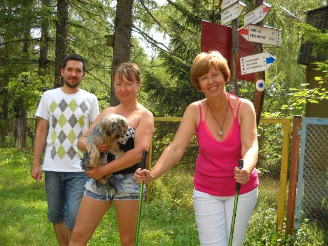 Od prawej: Małgorzata Lisiecka i Joanna Grzywa, turystki z Gdańska i Łodzi, chciały się wybrać za granicę na spacer, ale uprzedzono je, że przejście jest zagrodzone. Z tyłu stoi Artur Ozimek ze schroniska młodzieżowego w Wieszczynie.