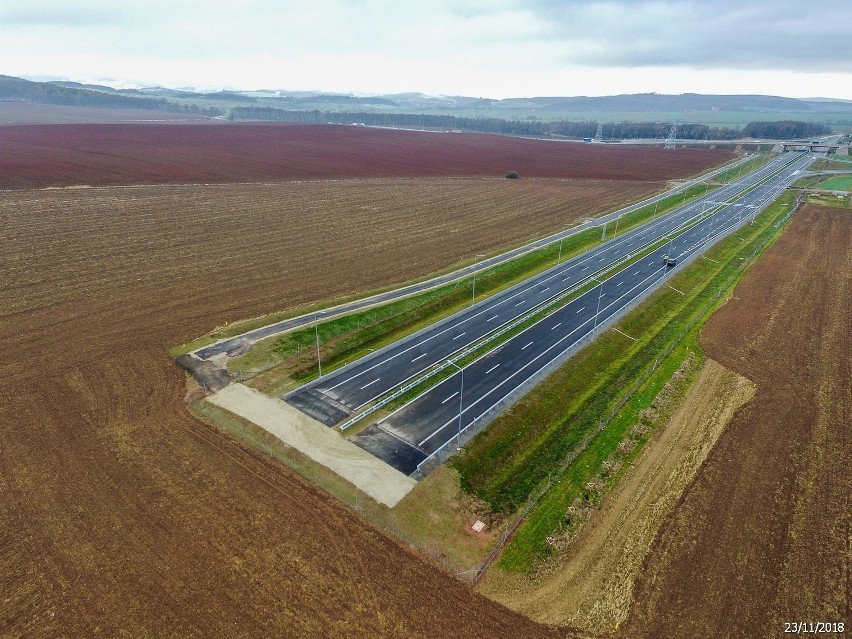 Umowa, poza przebudową istniejącego układu drogowego, sieci...