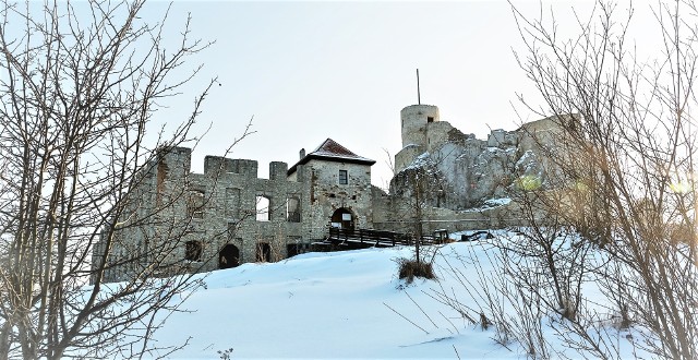 Zamek w Rabsztynie w zimowej scenerii luty 2021