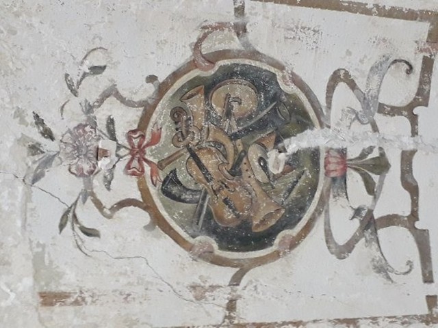 Na ścianach sali modlitwy dawnej synagogi Talmud Tora odkryto nieznaną dotychczas dekorację malarską stropu.