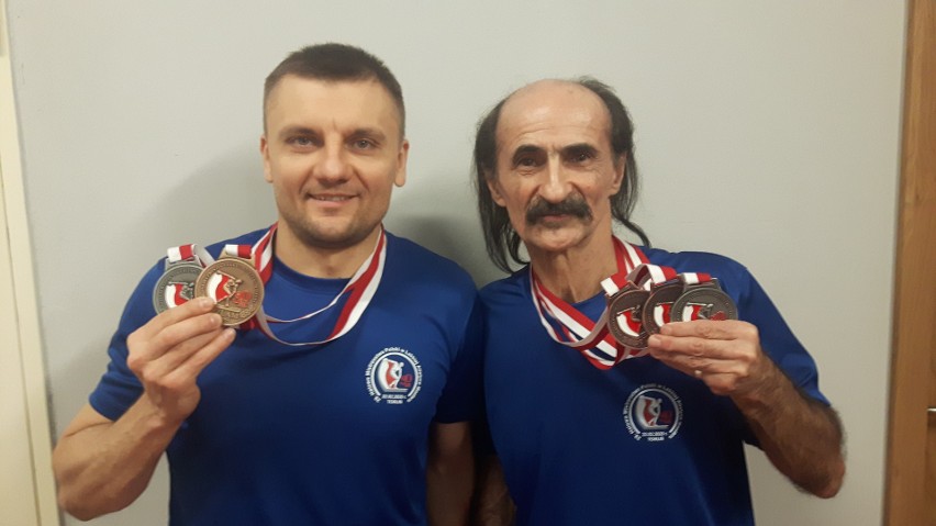 Daniel Kossowski (z lewej) i Janusz Popławski z medalami...