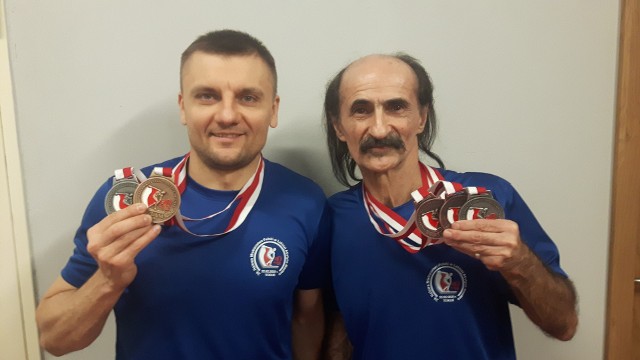 Daniel Kossowski (z lewej) i Janusz Popławski z medalami mistrzostw Polski masters w lekkiej atletyce.