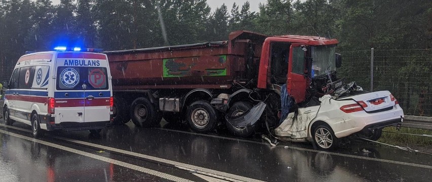 Tragiczny wypadek w Wasilkowie w relacji służb. Kierowca mercedesa poniósł śmierć na miejscu [ZDJĘCIA]