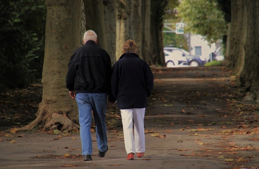 Długie życie się opłaca. Wraz z setnymi urodzinami seniorzy...