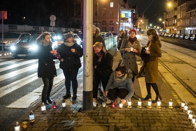 W niedzielę mieszkańcy Łazarza zebrali się na skrzyżowaniu ul. Głogowskiej i Berwińskiego, przy Parku Wilsona, gdzie w sobotę, 7 grudnia, doszło do tragicznego wypadku. 63-letnia kobieta została śmiertelnie potrącona przez 28-letniego kierowcę.Zdjęcia --->