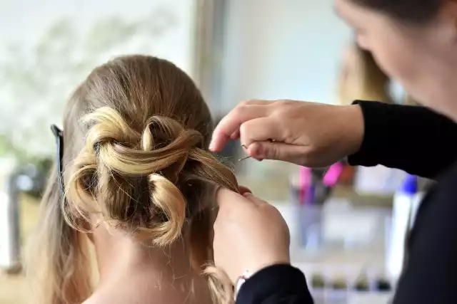 Przed wizytą w salonie fryzjerskim warto sprawdzić, jakie fryzury na wesele są obecnie na topie. Sprawdź na kolejnych slajdach galerii modne fryzury na wesele 2023.