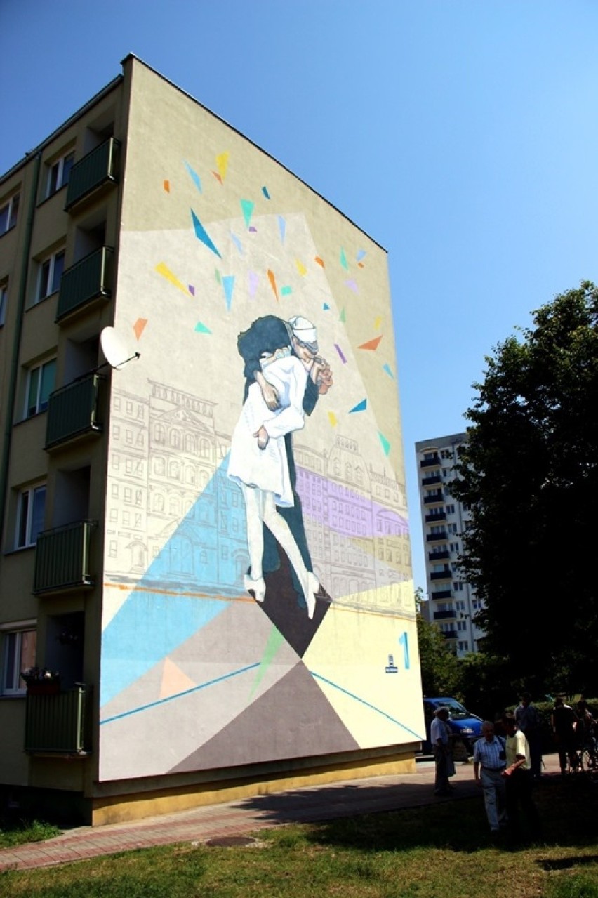 Mural na bloku w Tczewie ze zdjęciem Alfreda Eisenstaedta [ZDJĘCIA]