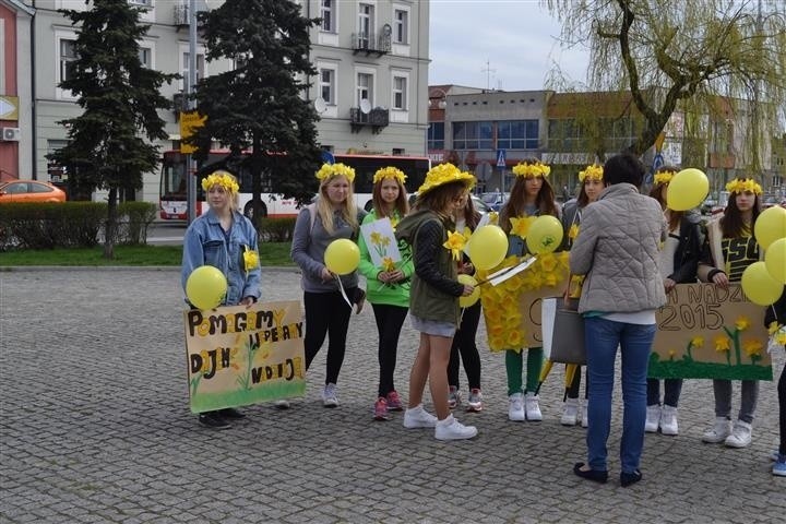 Uczestnicy ubrani byli w kolorowe elementy. Dominowały...