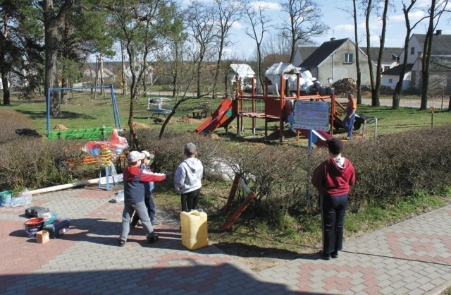 Trwa montaż nowoczesnego placu zabaw przy Szkole Podstawowej w Zaskrodziu. Wraz z pojawieniem się pierwszych "zabawek" na miejscu pojawiły się już dzieci.